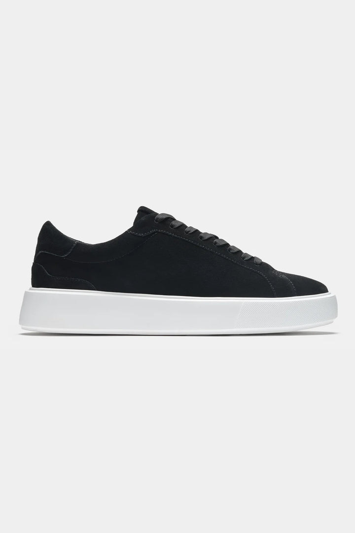 Baskets en daim noir avec semelle blanche pour homme