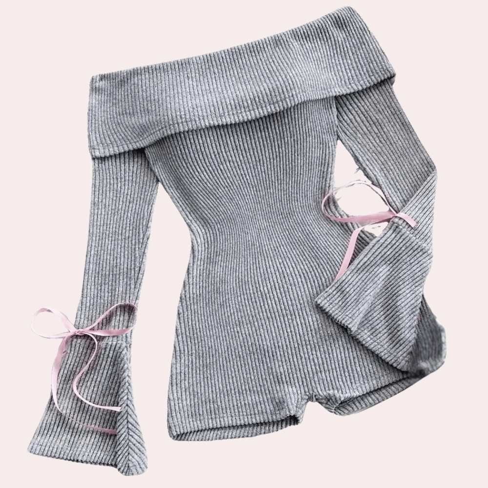 Grijze geribbelde off-shoulder playsuit met lange mouwen en roze strikdetails, trendy dameskleding, comfortabele en stijlvolle outfit.