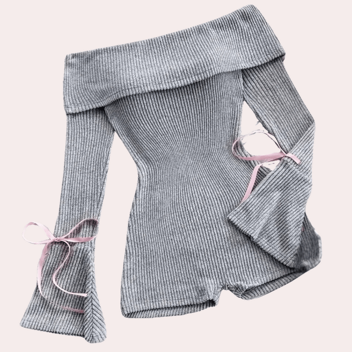 Grijze geribbelde off-shoulder playsuit met lange mouwen en roze strikdetails, trendy dameskleding, comfortabele en stijlvolle outfit.