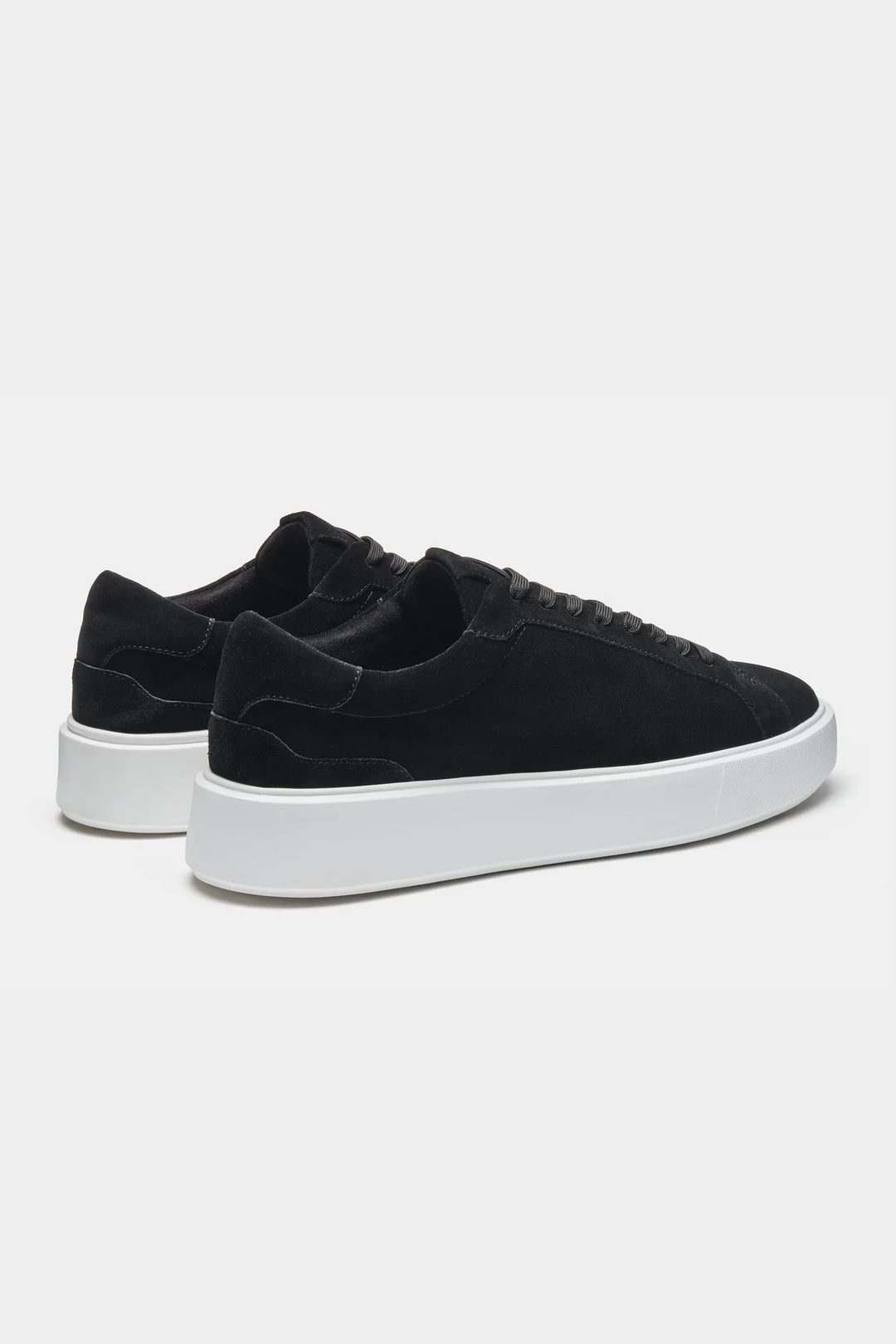 Baskets en daim noir avec semelle blanche pour homme