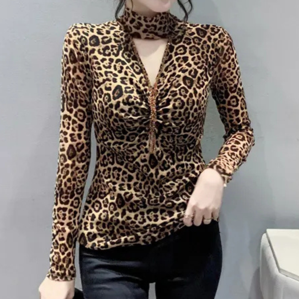 Luipaardprint top met lange mouwen en hoge hals, gedragen door een vrouw. Modieuze dameskleding, trendy dierenprint, casual stijl.