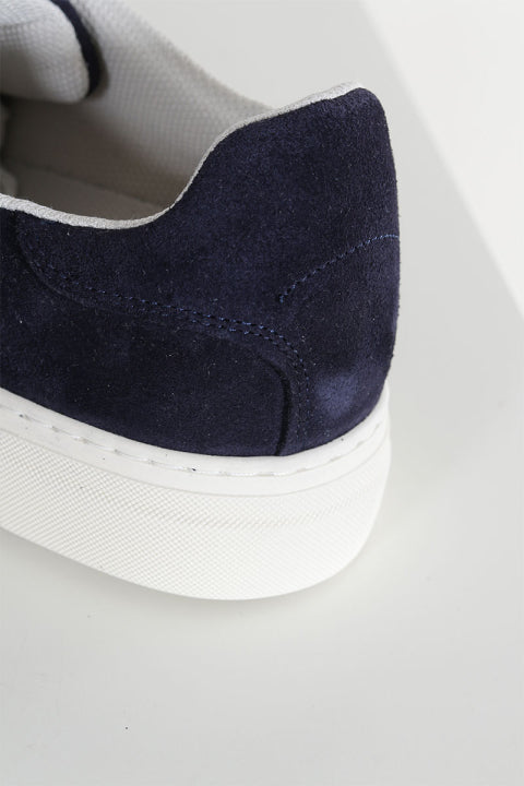Baskets en daim bleu foncé avec semelle blanche pour homme