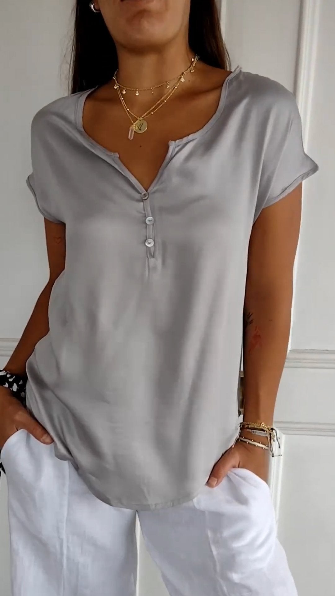 Noélie | Blouse satinée col V boutonné manches courtes