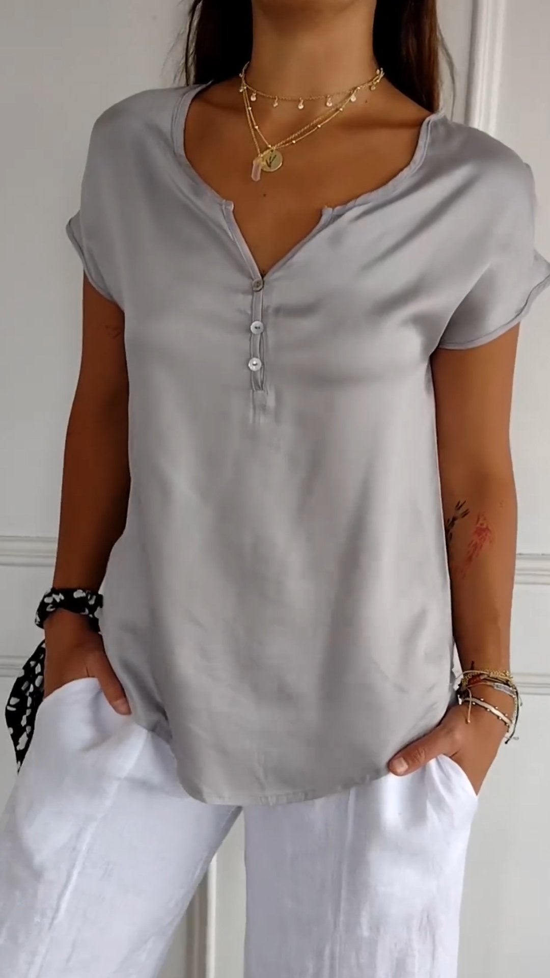 Noélie | Blouse satinée col V boutonné manches courtes