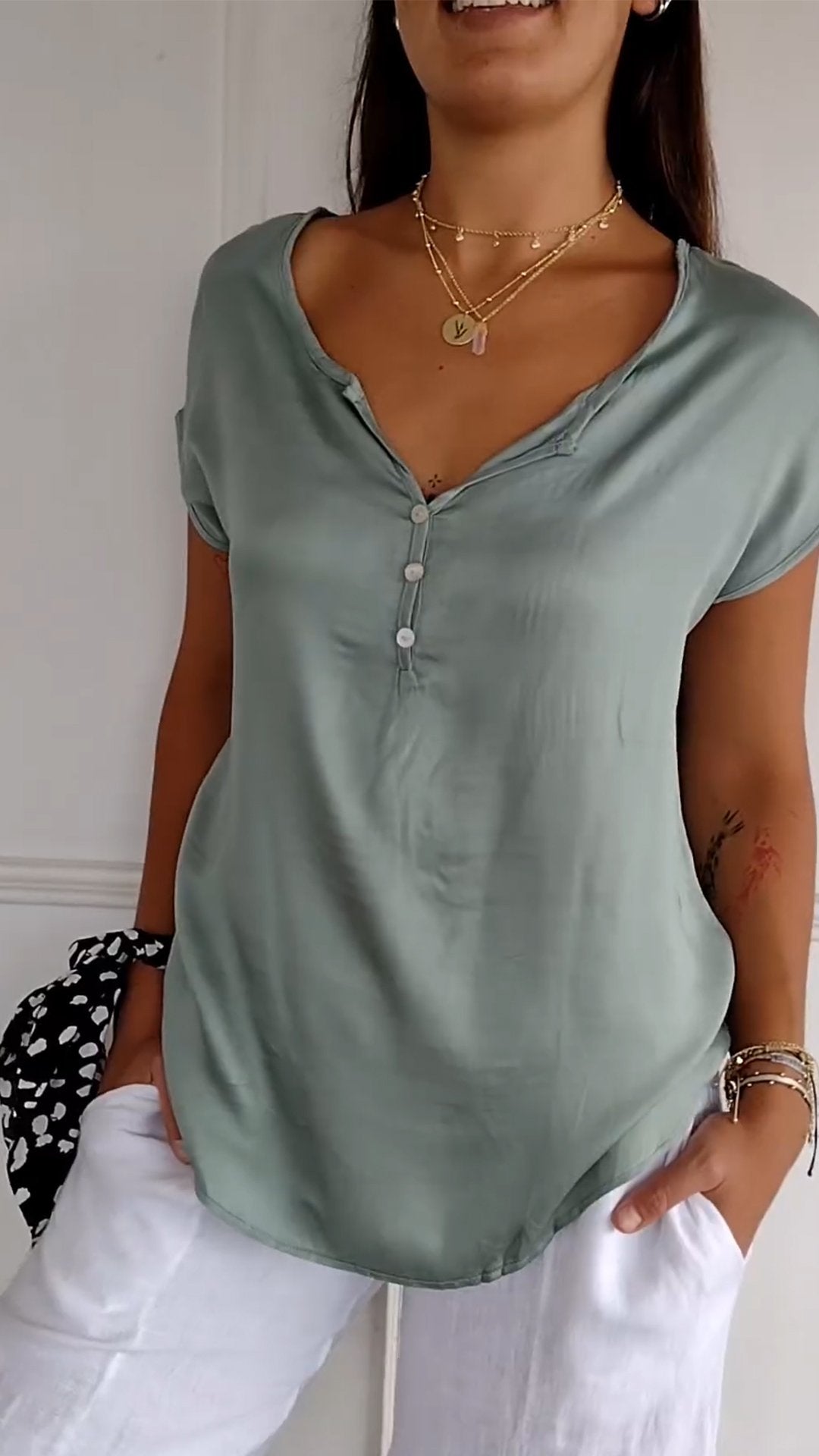 Noélie | Blouse satinée col V boutonné manches courtes