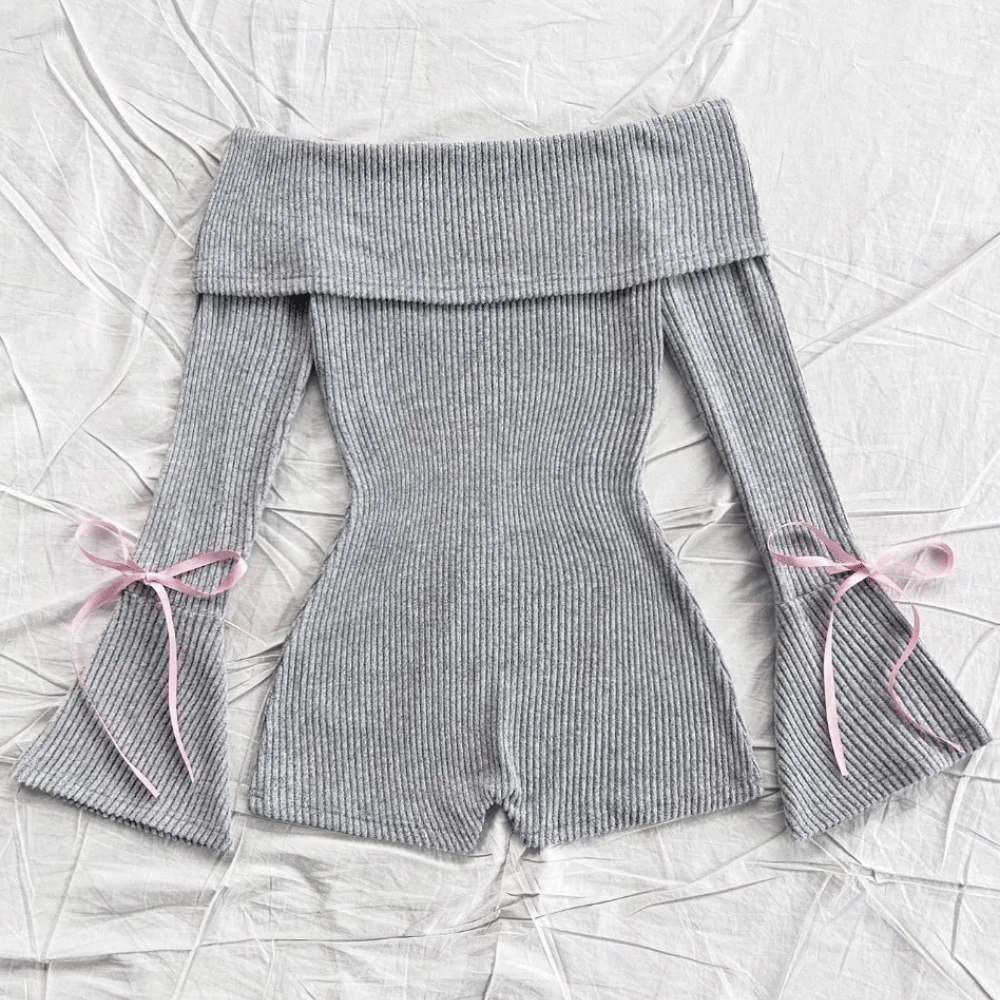 Grijze ribgebreide off-shoulder playsuit met lange mouwen en roze strikdetails, perfect voor casual damesmode en trendy herfstoutfits.