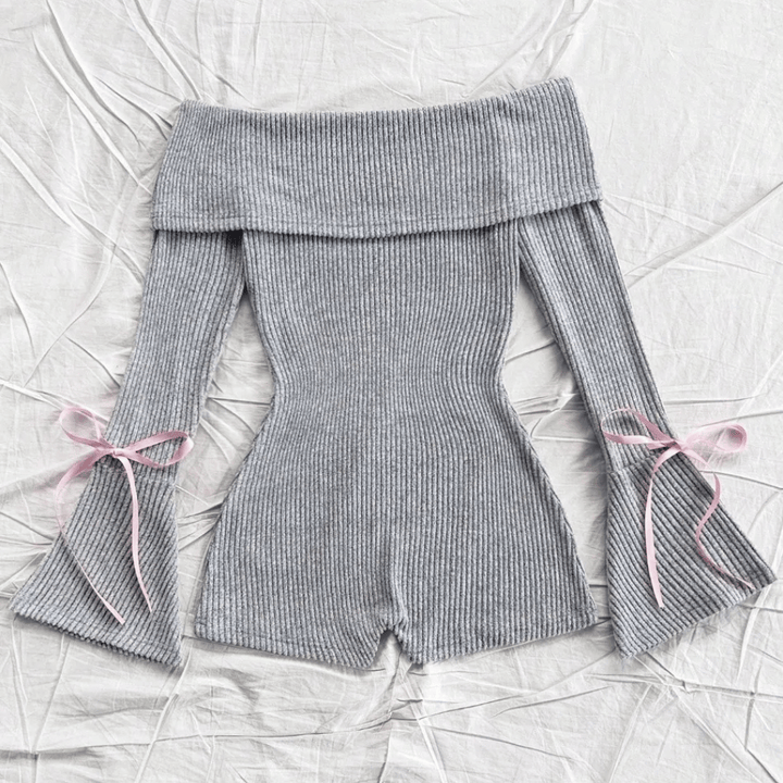Grijze ribgebreide off-shoulder playsuit met lange mouwen en roze strikdetails, perfect voor casual damesmode en trendy herfstoutfits.